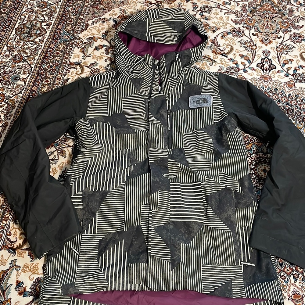 The North Face Niche Medium Jacket under arm zippers camouflage design nonpuffer